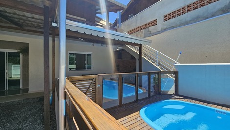 Casa Familiar com Piscina em Zimbros