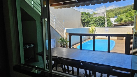 Casa Familiar com Piscina em Zimbros