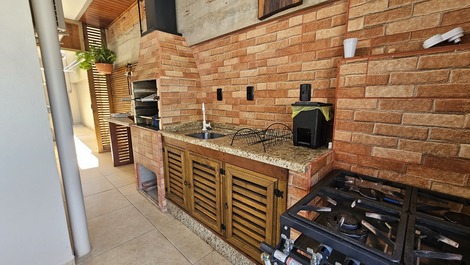 Casa Familiar com Piscina em Zimbros