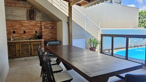 Casa Familiar com Piscina em Zimbros