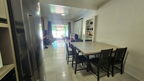 Casa Familiar com Piscina em Zimbros