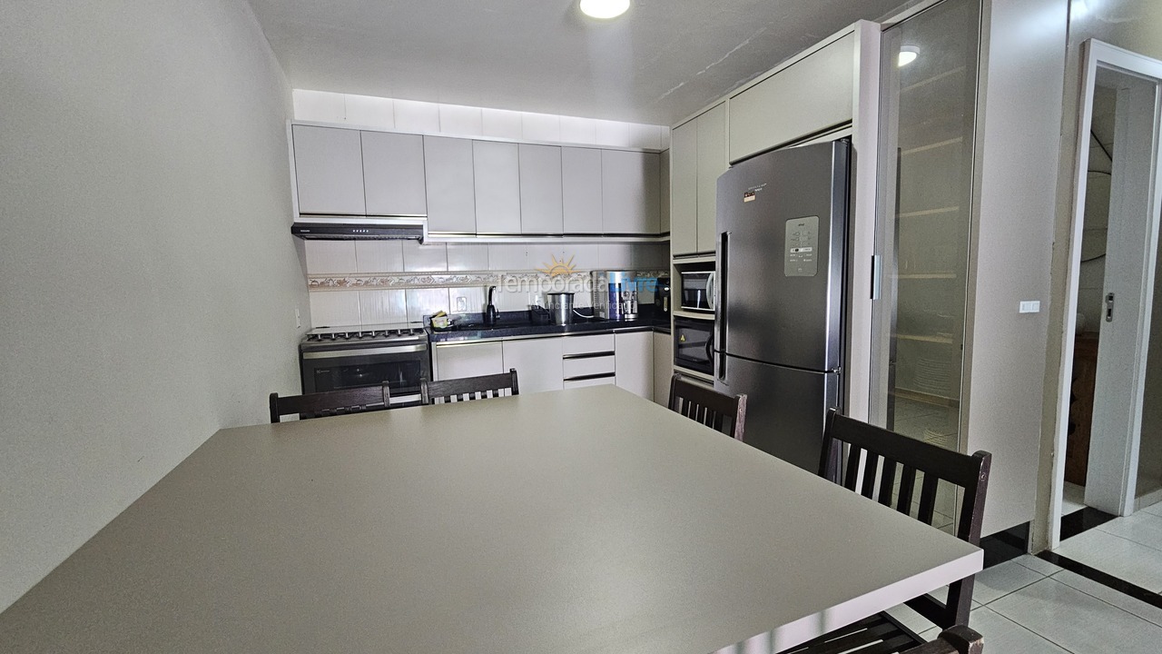 Casa para aluguel de temporada em Bombinhas (Praia de Zimbros)