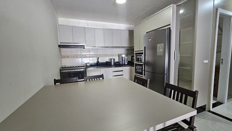 Casa Familiar com Piscina em Zimbros