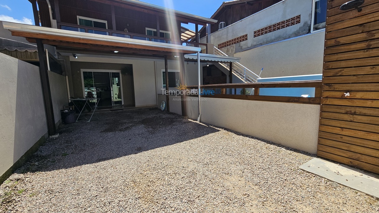 Casa para aluguel de temporada em Bombinhas (Praia de Zimbros)