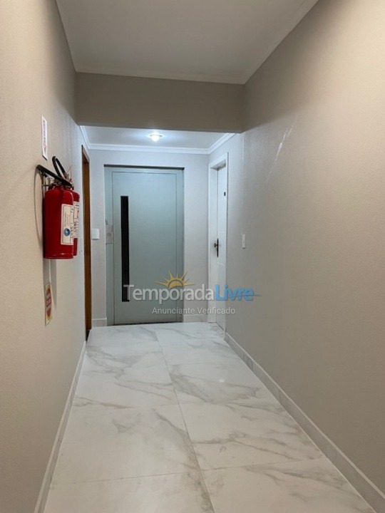 Apartamento para aluguel de temporada em Itapema (Meia Praia)