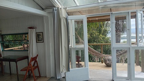 Varsnda segundo andar que sai do quarto