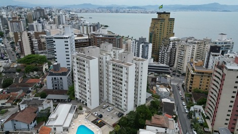 Beachfront apartment in Florianópolis for 4 people with pool.