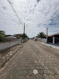 Ótima casa a 50m do mar, AC, WI-FI, churrasqueira, garagem coberta