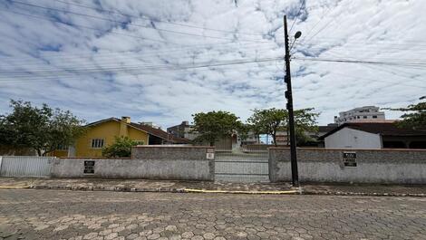 Ótima casa a 50m do mar, AC, WI-FI, churrasqueira, garagem coberta