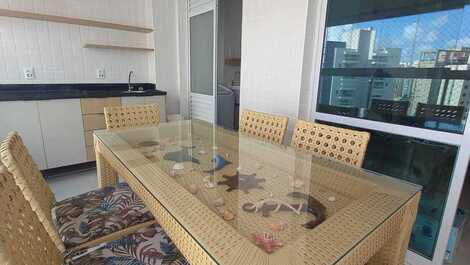 Linda mesa tematica com vista do mar