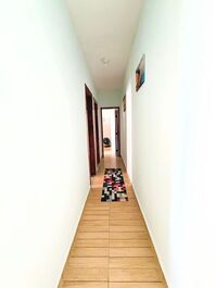 Corredor para os quartos e banheiro