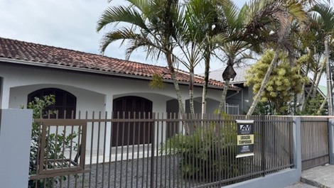 Ótima casa, 3 quartos com AC, WI-FI, churrasqueira, garagem coberta