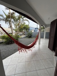 Ótima casa, 3 quartos com AC, WI-FI, churrasqueira, garagem coberta