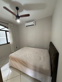 Ótima casa, 3 quartos com AC, WI-FI, churrasqueira, garagem coberta