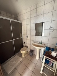 Ótima casa, 3 quartos com AC, WI-FI, churrasqueira, garagem coberta