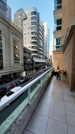 Excellent 3-suite apartment with terrace and double garage space.