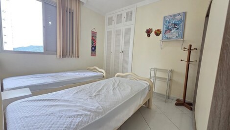 LINDO APTO 2 QUARTOS 50 METROS DA PRAIA, 1 VG GAR, 6 pessoas