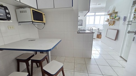 LINDO APTO 2 QUARTOS 50 METROS DA PRAIA, 1 VG GAR, 6 pessoas