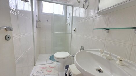 LINDO APTO 2 QUARTOS 50 METROS DA PRAIA, 1 VG GAR, 6 pessoas