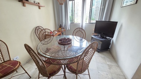 Pitangueiras 2 bedrooms, 6 people 70 meters from the sea, prime garage location