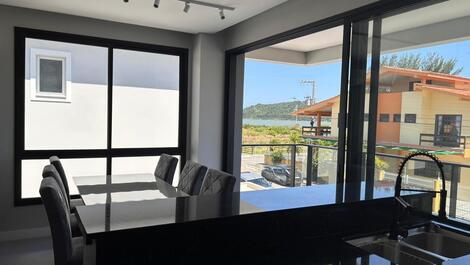 Alto Padrão Pé na Areia. Apto Novo c/ Vista Mar. Praia do Sonho, SC