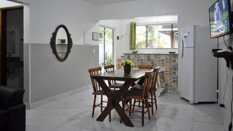 House with air conditioning and Wi-Fi, 80 m from Enseada beach.