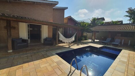 Casa com piscina e churrasqueira