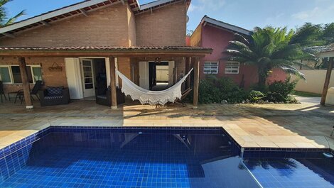 Casa com piscina e churrasqueira