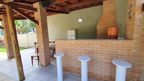 Casa com piscina e churrasqueira