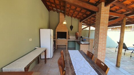 Casa com piscina e churrasqueira