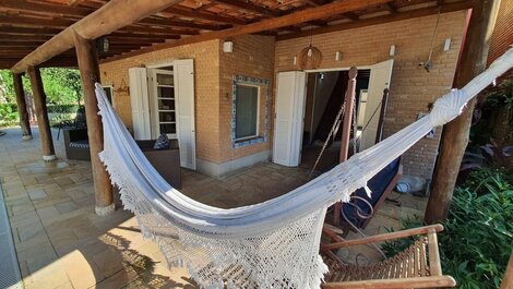 Casa com piscina e churrasqueira