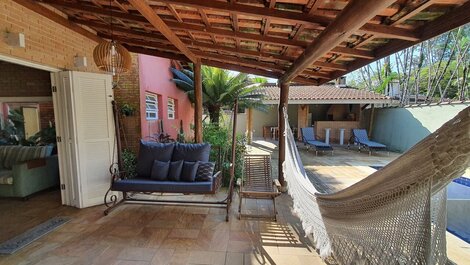 Casa com piscina e churrasqueira