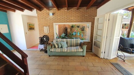 Casa com piscina e churrasqueira