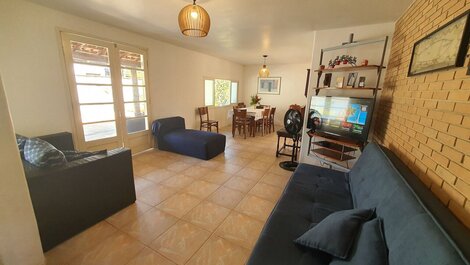 Casa com piscina e churrasqueira