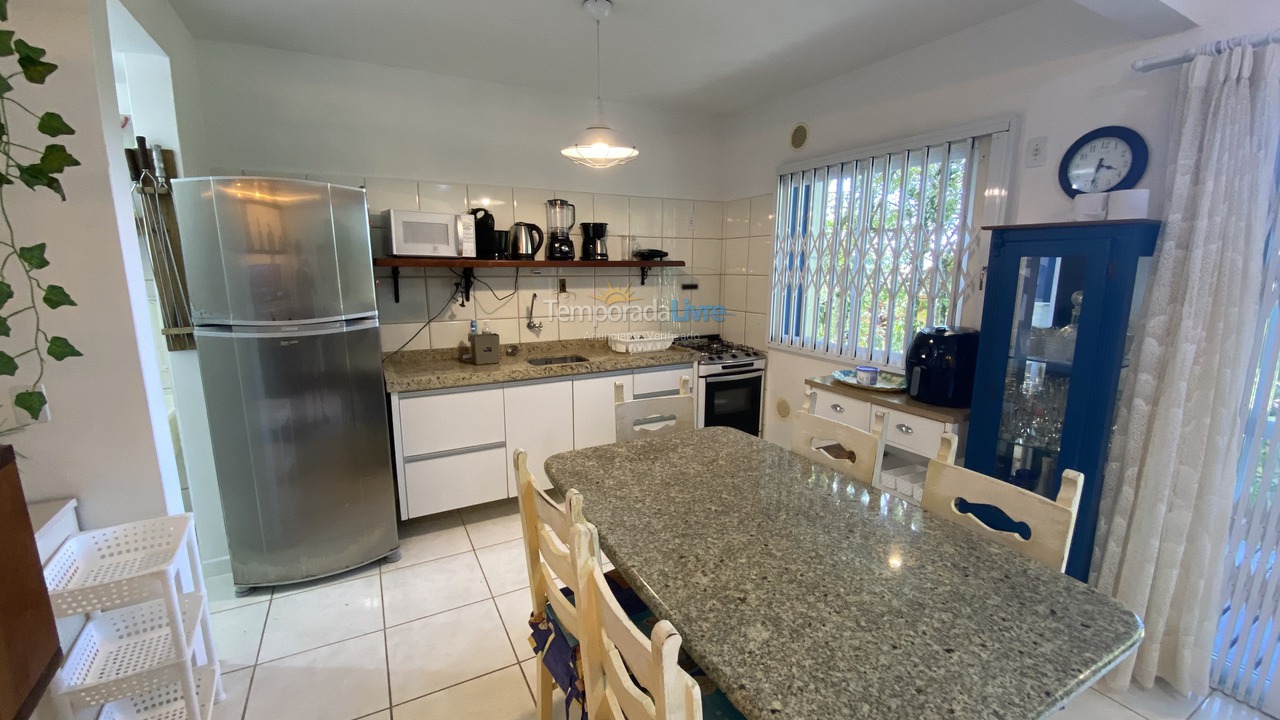 Casa para aluguel de temporada em Bombinhas (Praia Bombinhas)