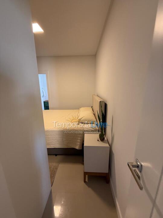 Apartamento para aluguel de temporada em Governador Celso Ramos (Praia de Palmas)