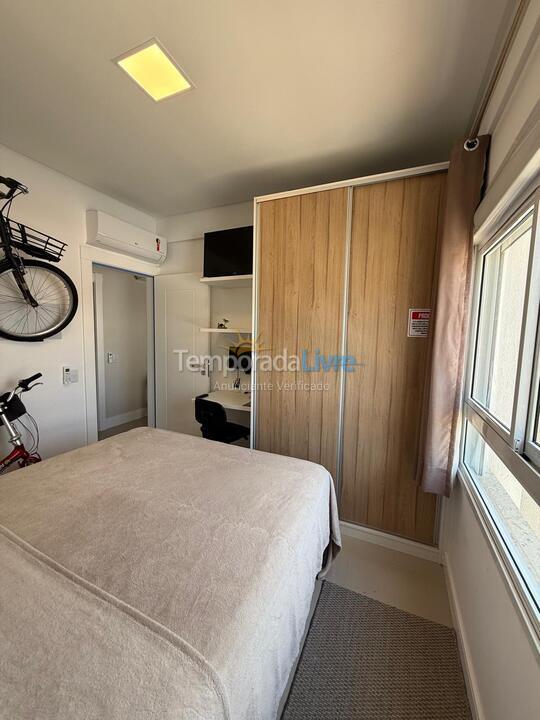 Apartamento para aluguel de temporada em Governador Celso Ramos (Praia de Palmas)