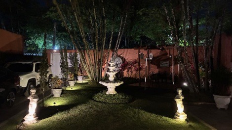 Casa grande com piscina para famílias até 30 pessoas.