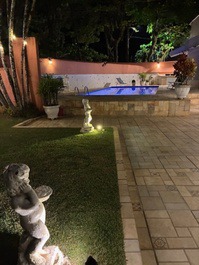 Casa grande com piscina para famílias até 30 pessoas.