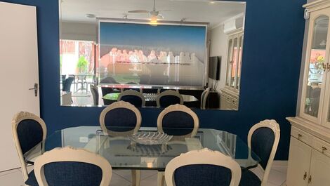 Casa grande com piscina para famílias até 30 pessoas.