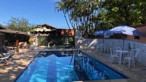 Casa grande com piscina para famílias até 30 pessoas.