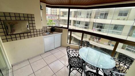 Apartment next to Russi e Russi Shopping Mall, one block from the beach.