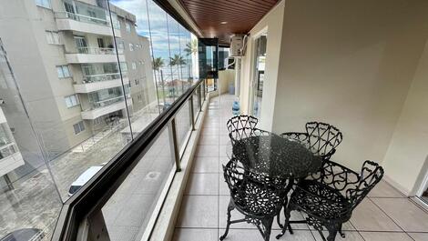 Apartment next to Russi e Russi Shopping Mall, one block from the beach.