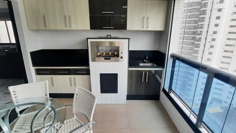 HIGH STANDARD 3 BEDROOMS SUITE AIR CONDITIONING 3 POOLS 2 GARAGES