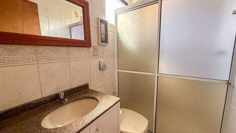 267 - Apto na Av. principal a 50m da praia de Bombas