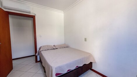 267 - Apto na Av. principal a 50m da praia de Bombas