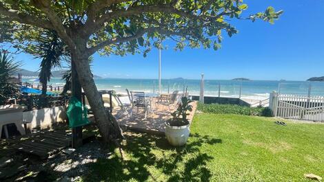 Apartamento Frente ao Mar – 4 dormitórios - PÉ NA AREIA