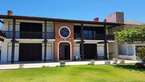 Apartamento Frente ao Mar – 4 dormitórios - PÉ NA AREIA