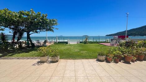 Apartamento Frente ao Mar – 4 dormitórios - PÉ NA AREIA