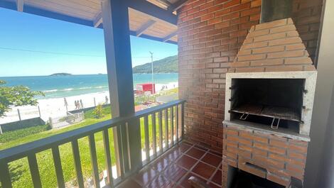 Apartamento Frente ao Mar – 4 dormitórios - PÉ NA AREIA